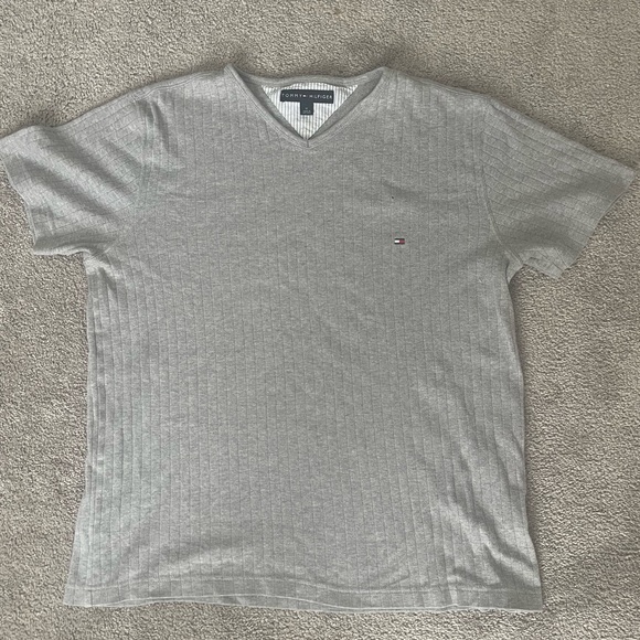 It’s a perfect oversized grey Tommy Hilfiger T-Shirt - Picture 2 of 5